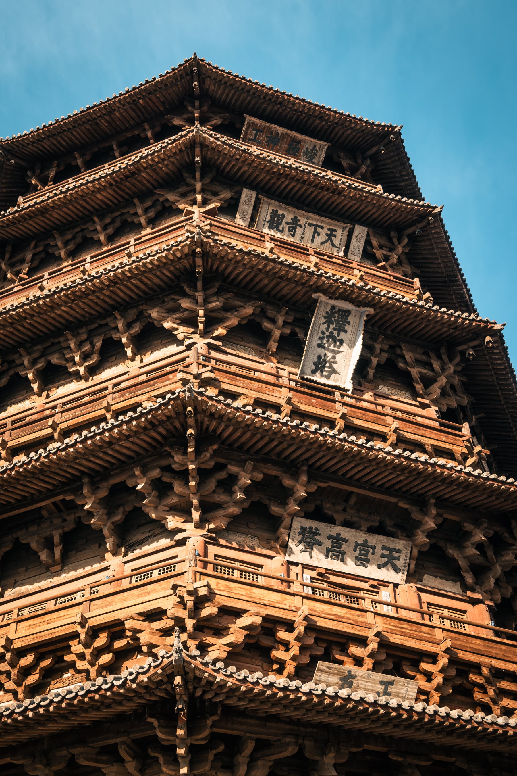 蓝天下的木构古建筑